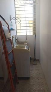 Elle comprend une petite salle de bains pourvue d'un lavabo et d'une fenêtre. dans l'établissement alquiler departamento amoblado., à Tarapoto