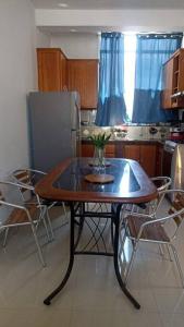 une cuisine avec une table et un vase de fleurs. dans l'établissement alquiler departamento amoblado., à Tarapoto