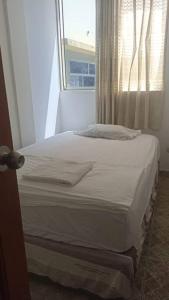 Ce lit se trouve dans un dortoir doté d'une fenêtre. dans l'établissement alquiler departamento amoblado., à Tarapoto