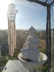 Cảnh núi rừng hoặc tầm nhìn ra núi từ nhà nghỉ dưỡng