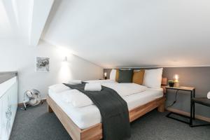 sypialnia z dużym łóżkiem w pokoju w obiekcie Spirit Apartments Suites w mieście Brienz