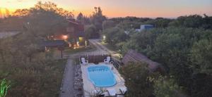 una vista aérea de una piscina en un patio trasero en Casitas Volver a Nacer en Carpintería