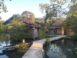 une maison avec un étang en face de celle-ci dans l'établissement Friend of Nature Bungalow, à Koh Rong