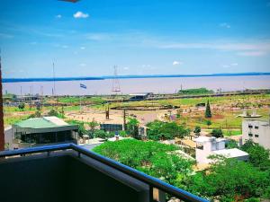 une vue d'une ville depuis un balcon dans l'établissement Departamento centrico en Posadas, à Posadas