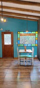 a dining room with a table and chairs and a door at Casitas Volver a Nacer in Carpintería