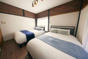 Katil atau katil-katil dalam bilik di Est house KAMEARI -Entire Tokyo House with Direct Bus Access to Airport and Disney in a Peaceful Local Neighborhood with 24 Hour Shops and Dining Options-