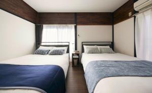 Katil atau katil-katil dalam bilik di Est house KAMEARI -Entire Tokyo House with Direct Bus Access to Airport and Disney in a Peaceful Local Neighborhood with 24 Hour Shops and Dining Options-