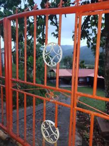 une clôture rouge avec deux sphères blanches sur elle dans l'établissement Villa Lucy, à Charalá