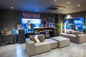 un vestíbulo con sofás y un bar en una tienda en glampark ACONCAGUA RESORTS en Minami Aso