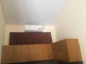 una camera con soffitto con condizionatore d'aria in cima di simple apartment 2 a Seminyak