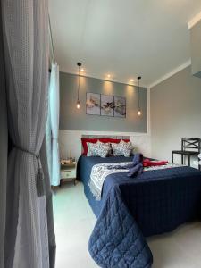 - une chambre dotée d'un lit bleu avec un ours en peluche dans l'établissement Apartamento Residencial Alves Balneário Piçarras, à Balneário Piçarras