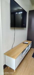 een flatscreen-tv aan een muur bij Elegant 1 bedroom Deluxe Suite Near NAIA in Manilla