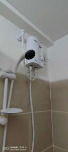 een beveiligingscamera op de muur van een badkamer bij Elegant 1 bedroom Deluxe Suite Near NAIA in Manilla
