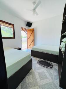 um quarto com 2 camas e uma janela em Espaço Ranchão com Piscina em São Pedro - SP em São Pedro