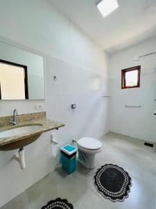 uma casa de banho com um lavatório e um WC em Espaço Ranchão com Piscina em São Pedro - SP em São Pedro