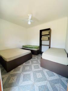 1 dormitorio con 2 camas y techo en Espaço Ranchão com Piscina em São Pedro - SP en São Pedro