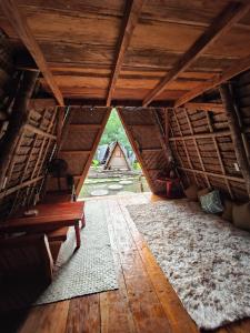 錫基霍爾的住宿－Wonderland，阁楼享有带木制天花板的客房的景致