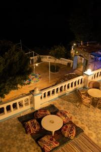 patio con tavolo e recinzione di notte di Nubian Beach - حسن فوكس a Aswan Altre 37 foto