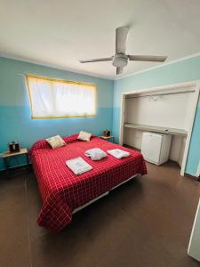 馬德普拉塔的住宿－Gran hotel de los Acantilados，一间卧室配有一张带红色毯子的床