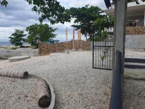 una recinzione con un tubo per terra accanto a un cancello di Fins Pacific Coral Bay 