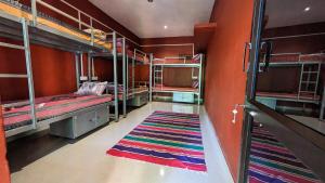 HostelExp, Gokarna - A Slow-Paced Backpackers Community emeletes ágyai egy szobában