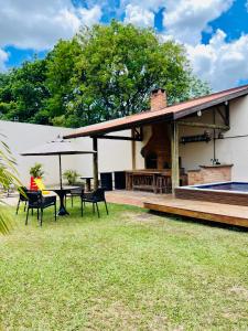 una casa con patio, tavolo e sedie di Espaço Ranchão com Piscina em São Pedro - SP a São Pedro