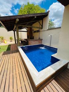 una piscina en una terraza de madera con pérgola en Espaço Ranchão com Piscina em São Pedro - SP en São Pedro