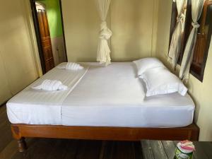 Tempat tidur dalam kamar di Khampheng River views sunset