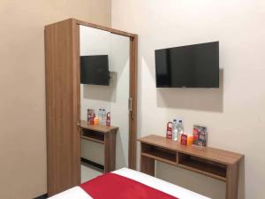 TV a/nebo společenská místnost v ubytování RedDoorz Syariah @ Jl. Cengger Ayam Dalam