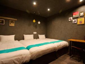 1 dormitorio con 2 camas en una habitación en 杜屋 西表島 en Urauchi