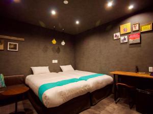 sypialnia z dużym łóżkiem w pokoju w obiekcie 杜屋 西表島 w mieście Urauchi