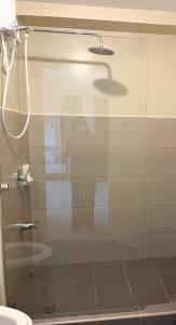 een douche met een glazen deur in de badkamer bij Weekend hideaway in Tagaytay