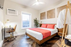 1 dormitorio con cama, escritorio y ventana en Luxurious Cabin on private 5 acres en Altmar