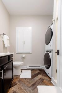 een witte badkamer met een toilet en een wastafel bij Luxurious Cabin on private 5 acres in Altmar
