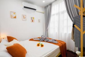 Giường trong phòng chung tại Ratchada Retreat Bespoke Urban Villa 3