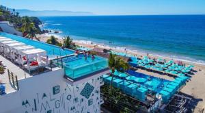 een luchtzicht op een resort met een zwembad en het strand bij Grant's Studio at Mantamar Tower in Puerto Vallarta +5 foto's