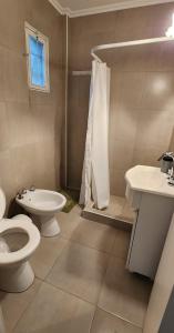 Depto de 2 ambientes zona Guemes (2) في مار ديل بلاتا: حمام مع مرحاض ومغسلة