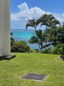 een uitzicht op de oceaan vanuit een huis bij Sale’aula Lava Studio Apartment in Saleaula