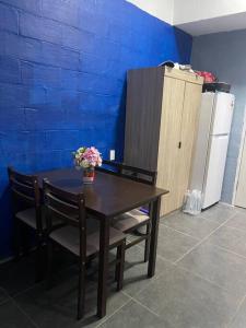 una mesa de comedor con un jarrón de flores. en Sale’aula Lava Studio Apartment, en Saleaula