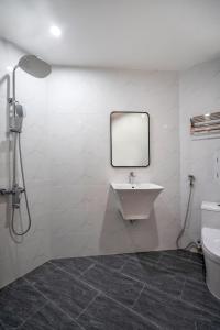 Casa Feliz Serviced Apartment في هانوي: حمام مع حوض ومرحاض