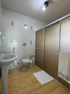y baño con lavabo y aseo. en Casa Florianópolis, en Florianópolis