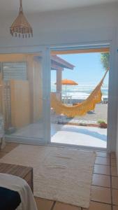 Habitación con hamaca y vistas a la playa. en Casa Florianópolis, en Florianópolis