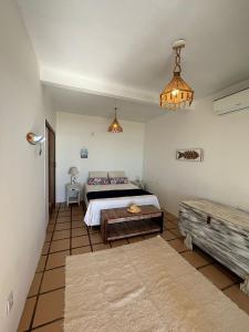 Un dormitorio con una cama y una mesa. en Casa Florianópolis, en Florianópolis