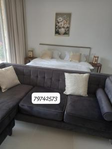 ein Wohnzimmer mit einem Sofa und einem Bett in der Unterkunft استوديو باطلالة رائعة في منتجع جبل سيفة in As Sīfah