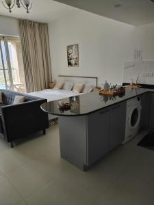 ein Wohnzimmer mit einem Sofa und einem Tisch in der Unterkunft استوديو باطلالة رائعة في منتجع جبل سيفة in As Sīfah