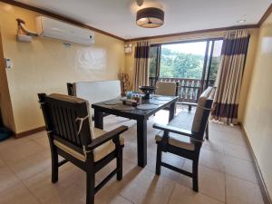 Posezení v ubytování Crosswinds Tagaytay Three Bedroom Suite
