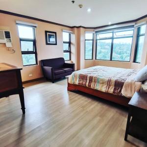 Postel nebo postele na pokoji v ubytování Crosswinds Tagaytay Three Bedroom Suite