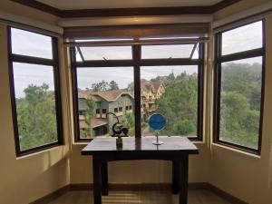 Balkón nebo terasa v ubytování Crosswinds Tagaytay Three Bedroom Suite