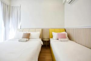 twee bedden naast elkaar in een kamer bij Jazz Service Suite Penang in Tanjong Tokong