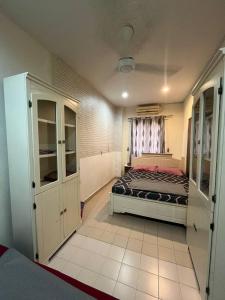 um quarto com uma cama e uma janela em HANI MAWADDAH HOMESTAY SEKSYEN 7 SHAH ALAM em Shah Alam
